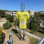 Maillot gigante confeccionado en textil bandera por Marc Martí para L’Home del Mil·leni con motivo del paso del Tour de Francia por Barcelona