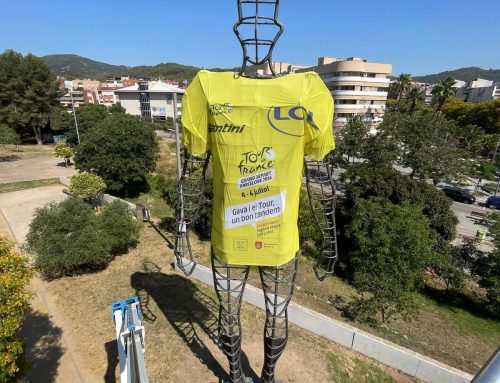 Marc Martí vesteix Barcelona per al pas del Tour de França