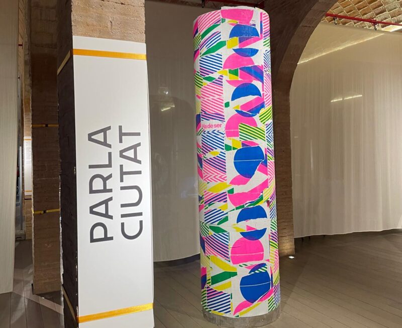 Marc Martí i David Torrents visitant l'exposició Tu poses el cos. Jo poso la pell a Barcelona